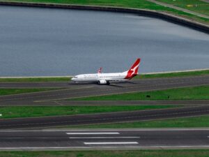 Qantas 737 taxis to runway 34R at Sydney Airport