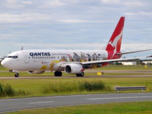 Qantas 737 in Optus livery
