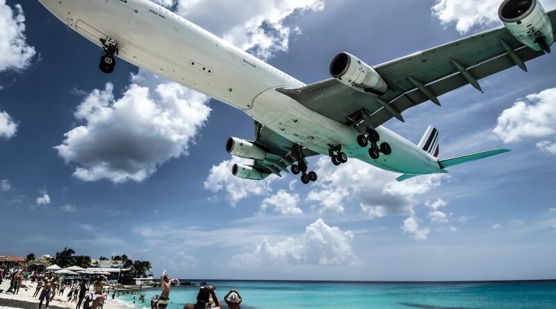 Air France A340 lands at St Maarten over beach