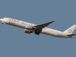 Singapore Airlines 777 in Star Alliance livery