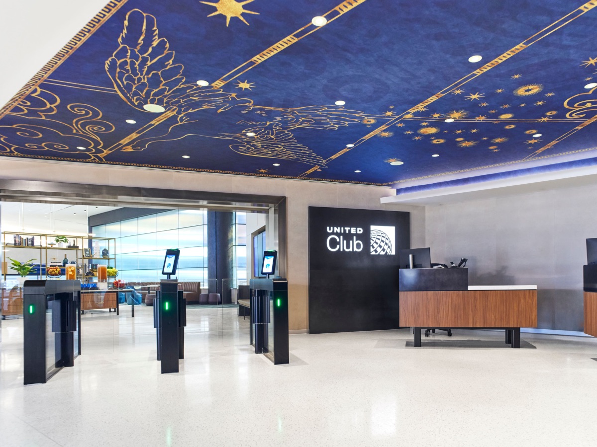 Renovated United Club at Newark (EWR)