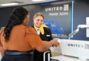 United employee helping a customer with Premier Access in Star Alliance Gold counter