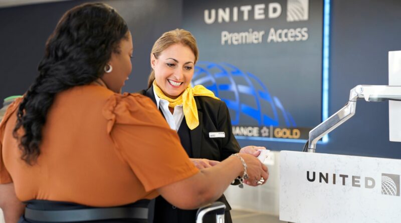 United employee helping a customer with Premier Access in Star Alliance Gold counter