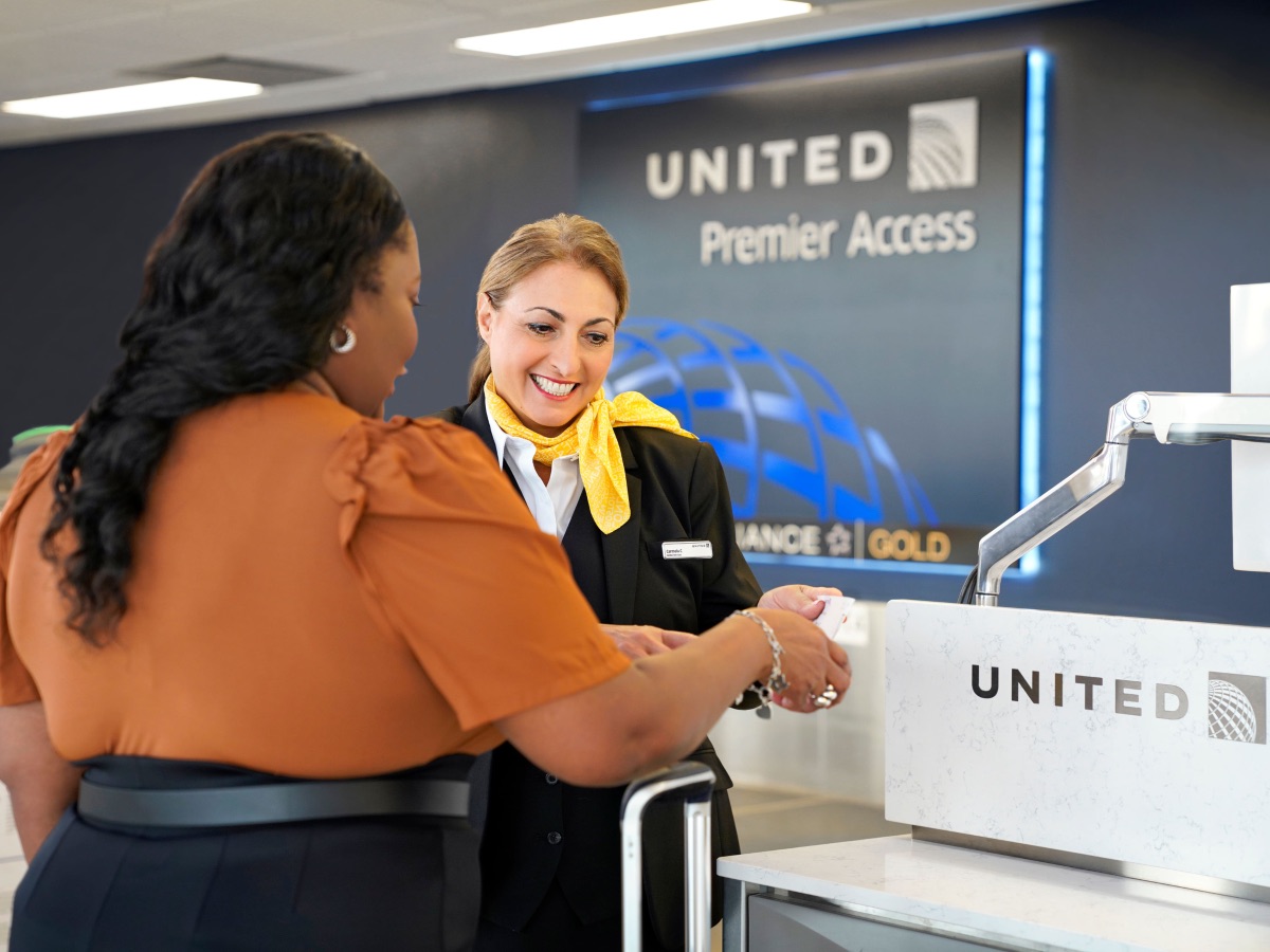 United employee helping a customer with Premier Access in Star Alliance Gold counter