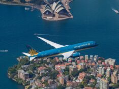 Vietnam Airlines 787 flying over Sydney