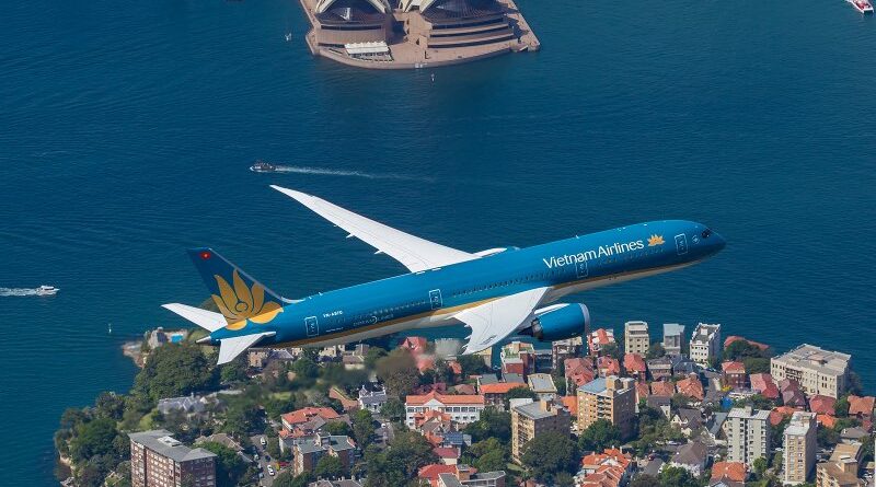 Vietnam Airlines 787 flying over Sydney