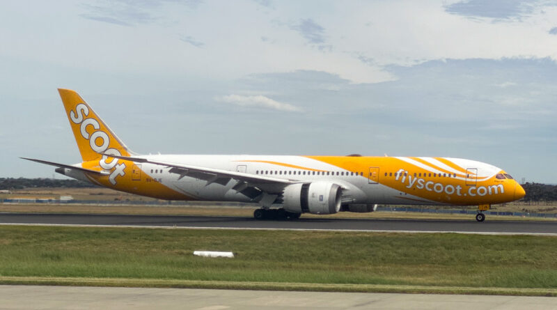 A Scoot Boeing 787-9 lands in Melbourne