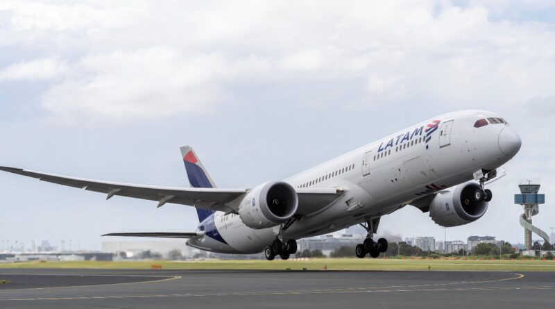 LATAM Airlines Boeing 787-9 taking off at Sydney Kingsford Smith International Airport