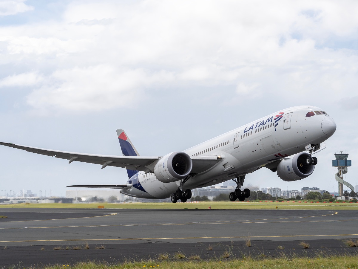 LATAM Airlines Boeing 787-9 taking off at Sydney Kingsford Smith International Airport