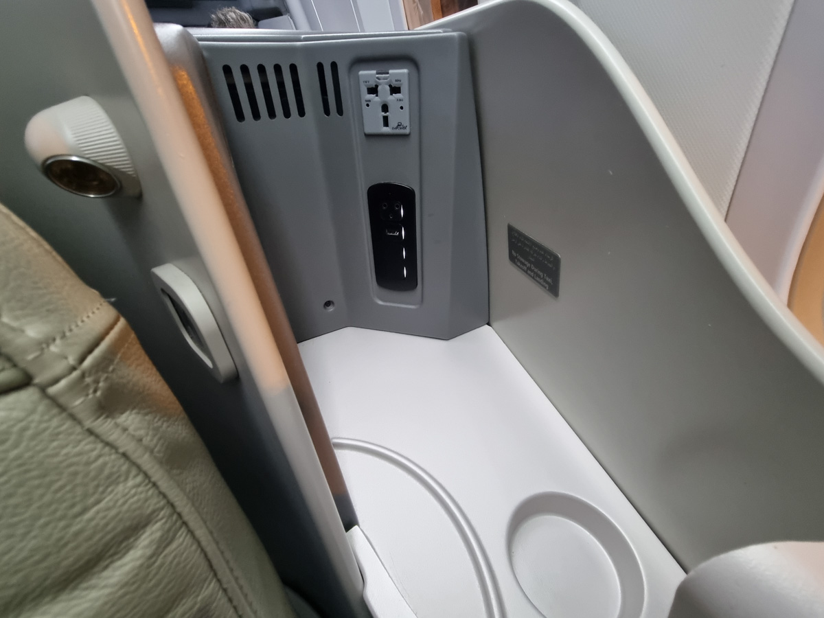 Seat storage in Royal Jordanian 787 Business Class