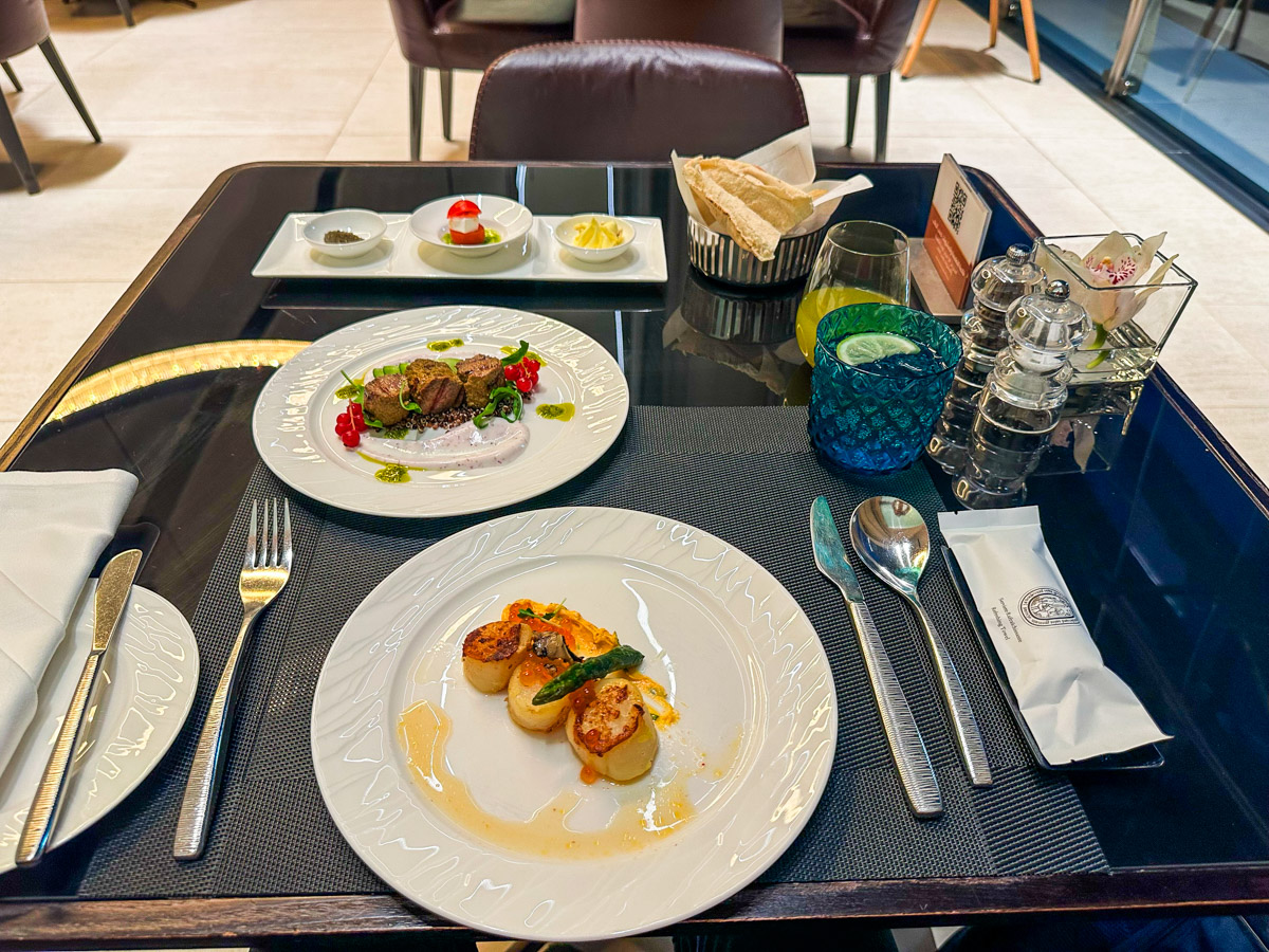 Al Safwa Lounge dining