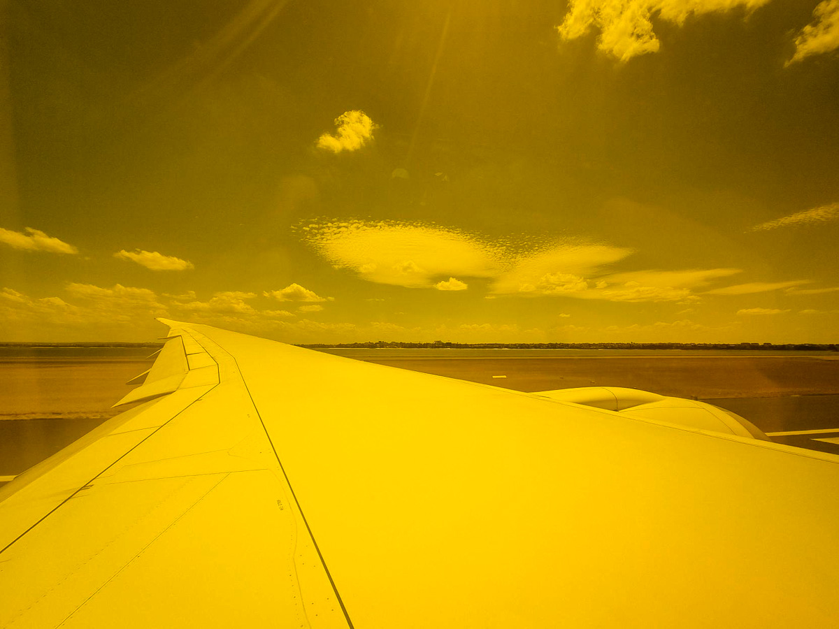 Jetstar 787 windows with yellow tinting