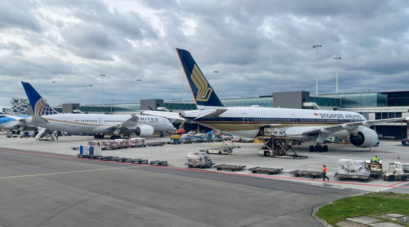 Singapore Airlines A350 and United 787 at Amsterdam Schiphol Airport