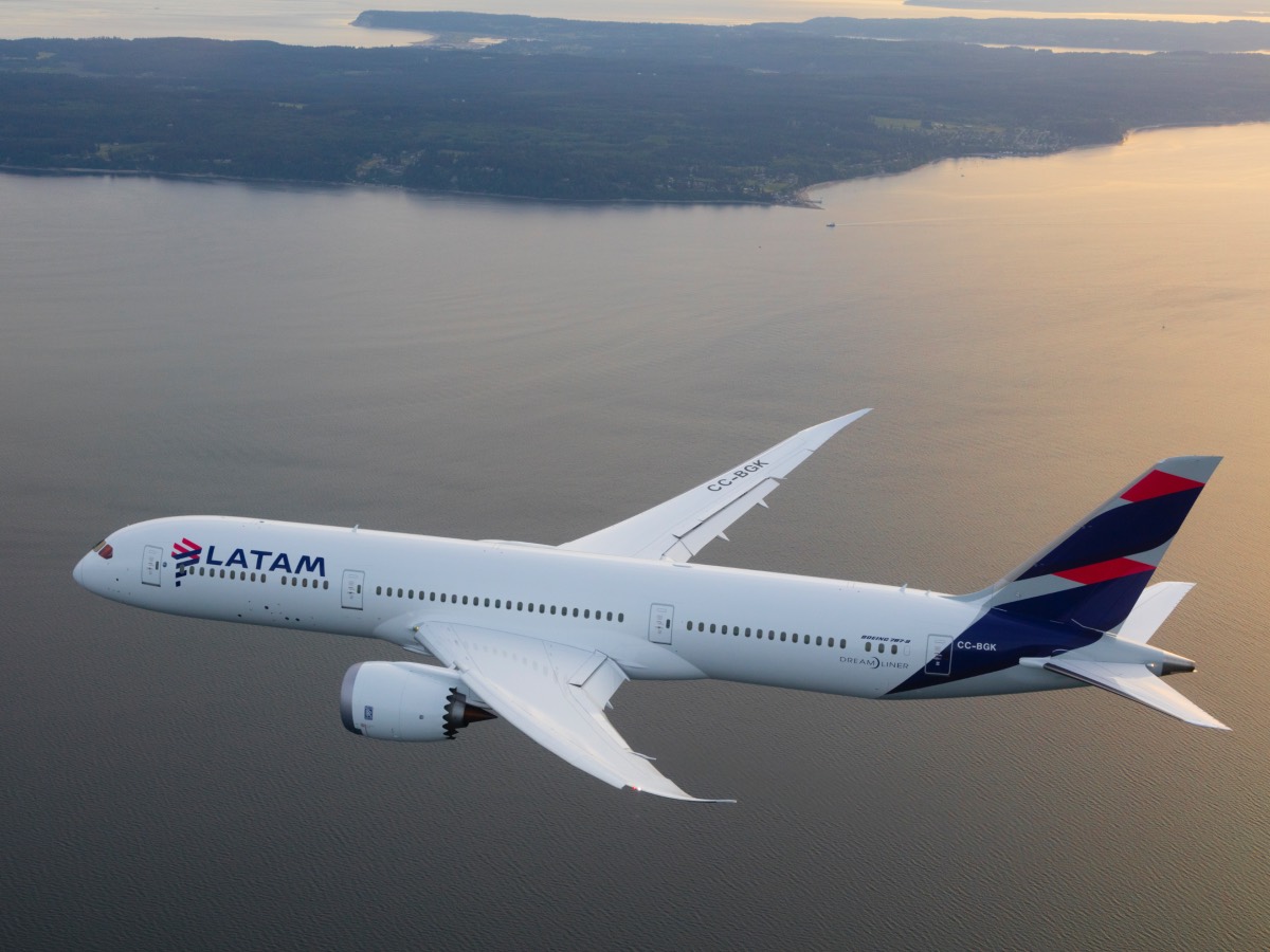 LATAM Boeing 787-9 Dreamliner photographed on May 13, 2016 from Wolfe Air Aviation Learjet 25B.