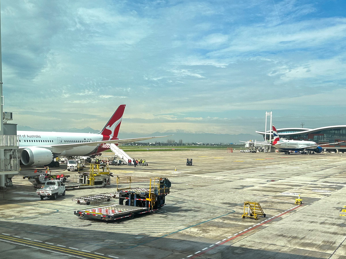 Qantas and British Airways planes at SCL airport