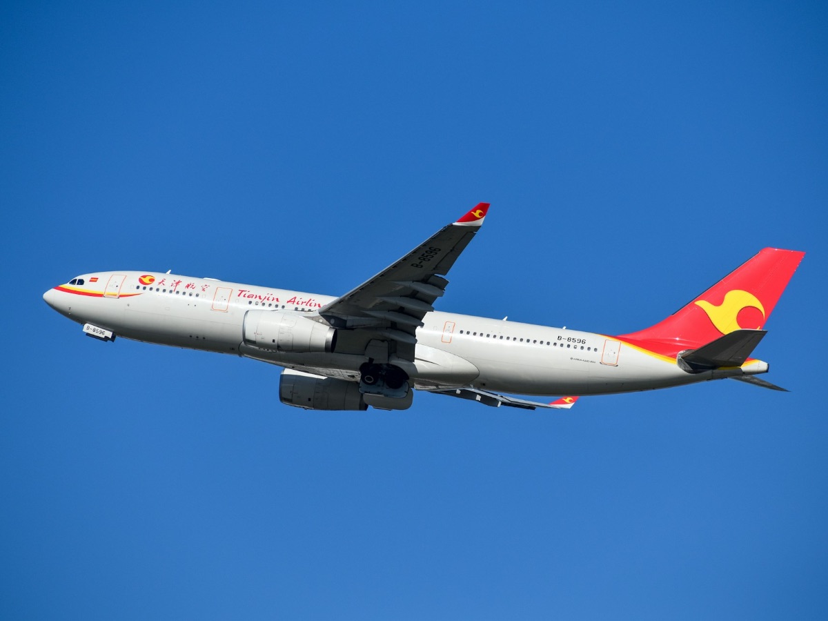 A Tianjin Airlines A330 takes off from Sydney Airport