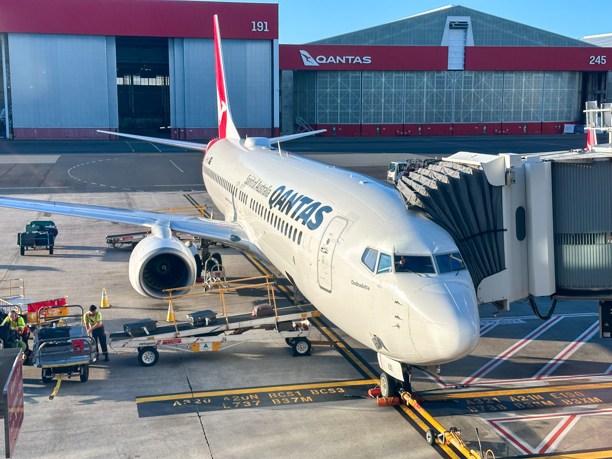 Staff loading bags onto a Qantas Boeing 737-800 at Sydney Airport