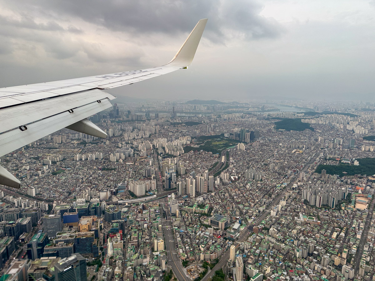 Turbulence landing on a Boeing 737-800 in Seoul, South Korea