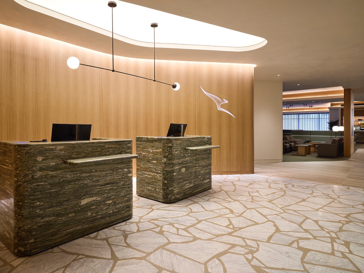 Qantas Auckland Lounge reception desk
