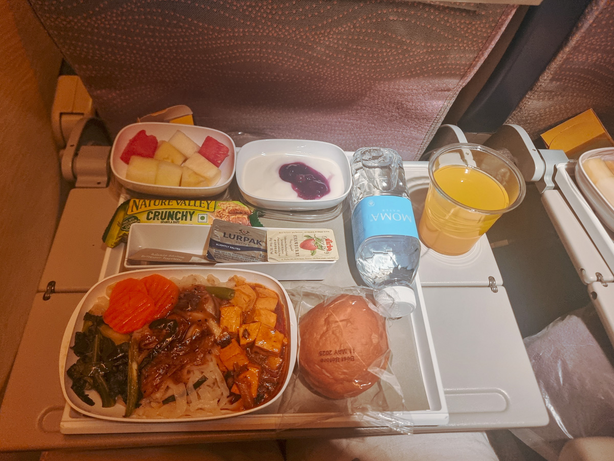 Breakfast service on EK349