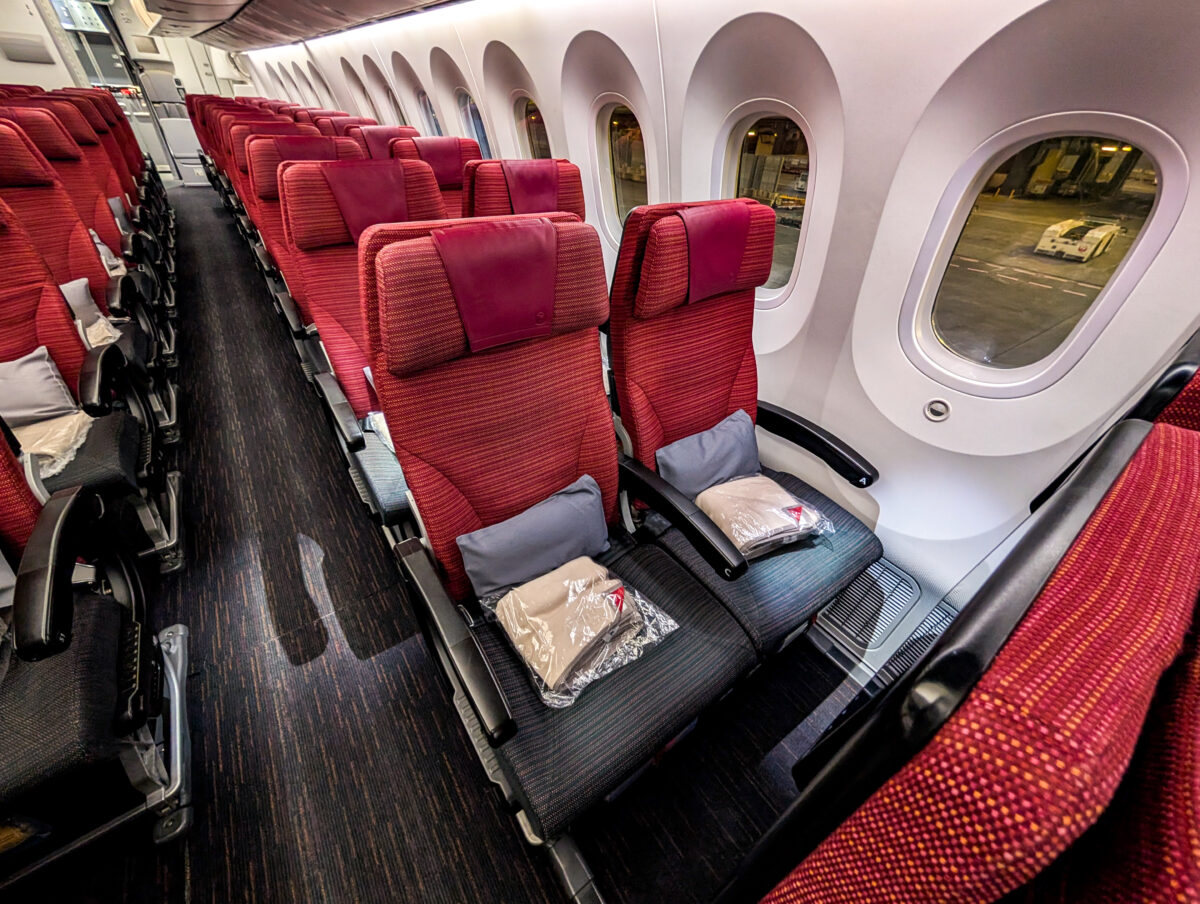 JAL 787 window seats have only one neighbour