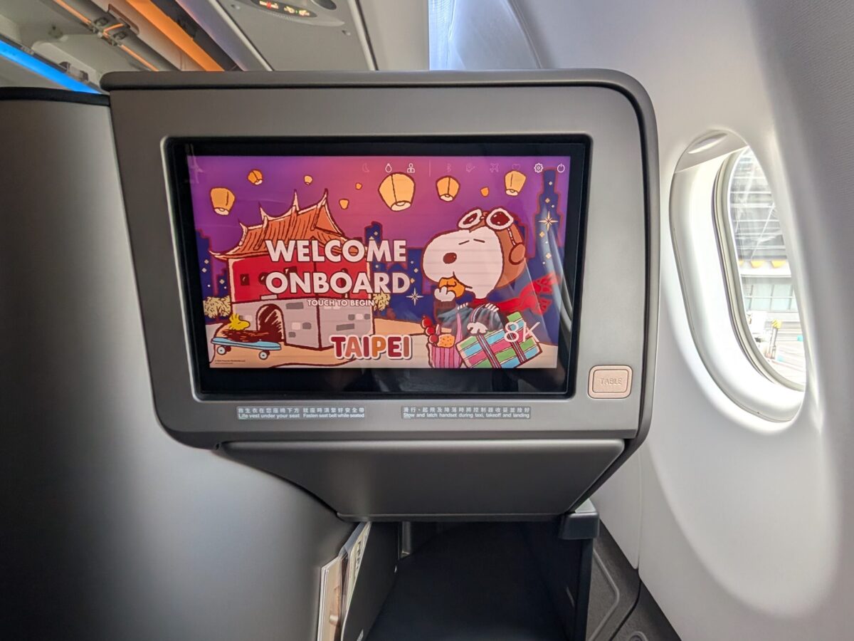 Starlux offers high resolution 4K IFE units in Business Class