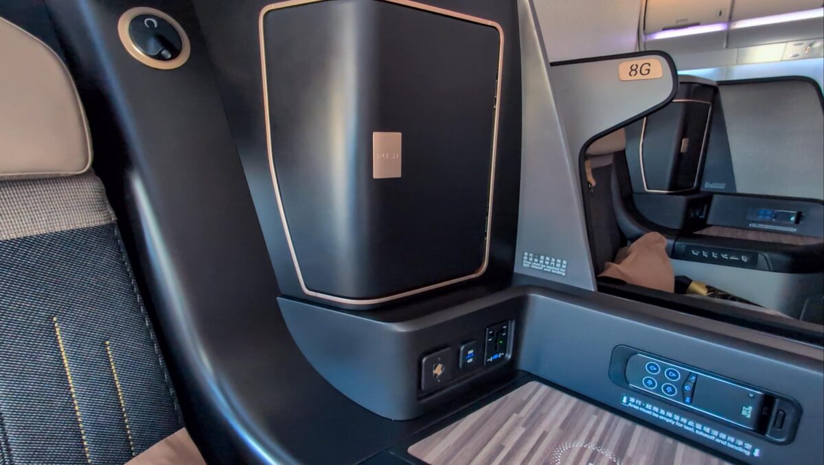 Starlux Business Class seat comes with all the necessary features and amenities