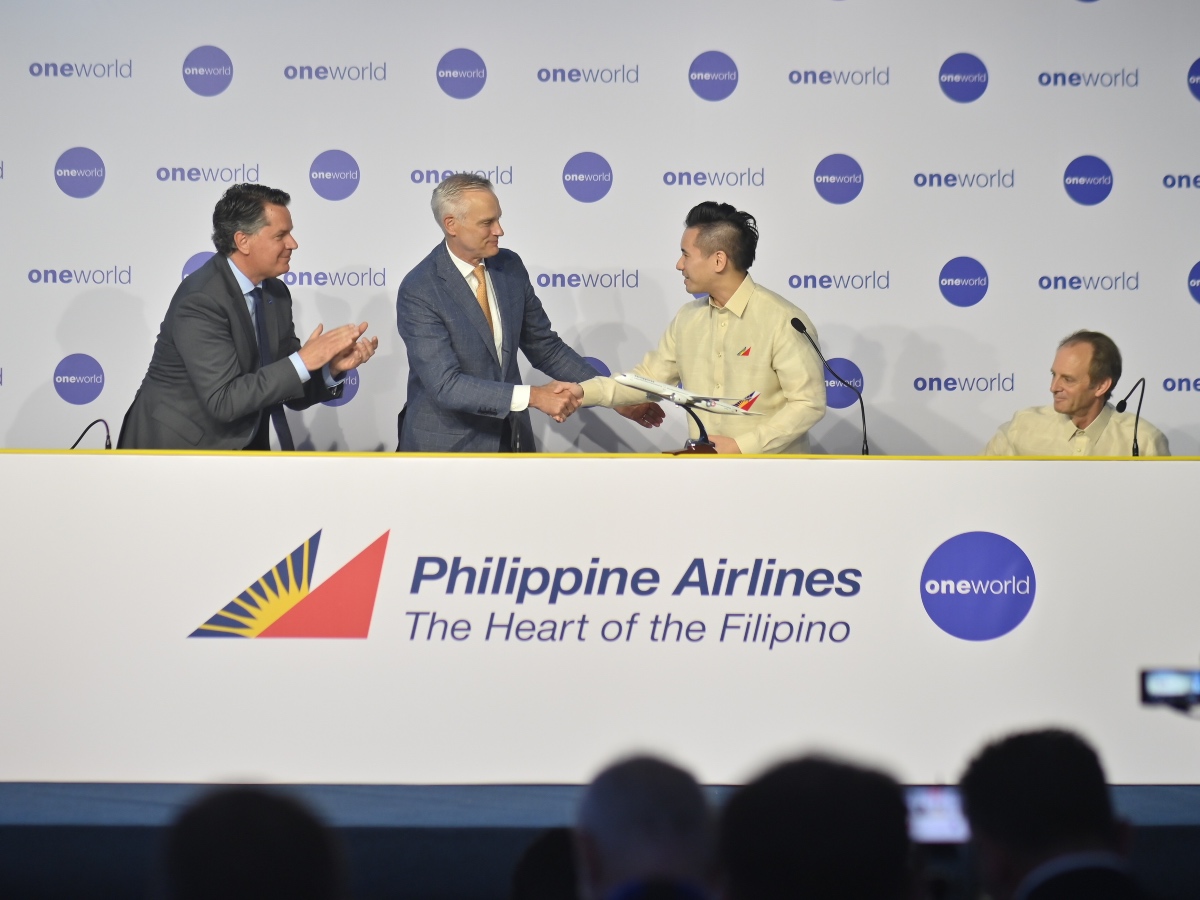 Handshake between Oneworld and Philippine Airlines executives