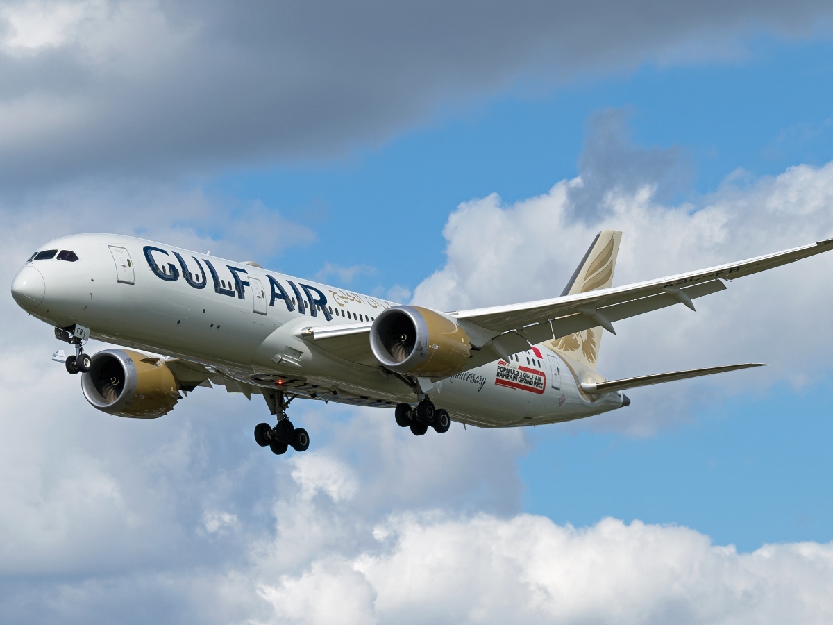 Gulf Air 787 landing at LHR